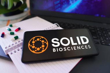 18 Kasım 2022, Brezilya. Bu resimde, Solid Biosciences logosu akıllı telefon ekranında görüntülenir
