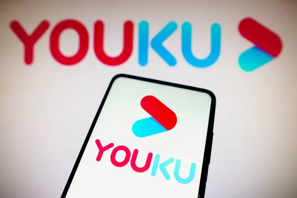 2022 브라질 삽화에서는 스마트폰 화면에 Youku 로고가 표시되어 있습니다 — 스톡 사진