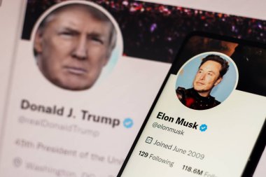 24 Kasım 2022, Brezilya. Bu resimde, Donald Trump Twitter hesabı bir dizüstü bilgisayar ekranında ve Elon Musk Twitter hesabı akıllı telefon ekranında görüntülendi