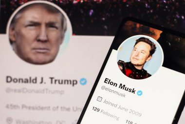 24 Kasım 2022, Brezilya. Bu resimde, Donald Trump Twitter hesabı bir dizüstü bilgisayar ekranında ve Elon Musk Twitter hesabı akıllı telefon ekranında görüntülendi