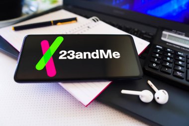 26 Kasım 2022, Brezilya. Bu resimde, 23andMe logosu akıllı telefon ekranında gösteriliyor
