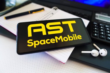 26 Kasım 2022, Brezilya. Bu resimde, AST Uzay Mobil logosu bir akıllı telefon ekranında görüntülenir