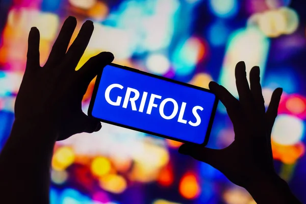 2022 브라질 Grifols 로고는 스마트폰 화면에 표시됩니다 — 스톡 사진