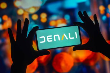 29 Kasım 2022, Brezilya. Bu resimde, Denali Therapeutics logosu akıllı telefon ekranında görüntülenir.