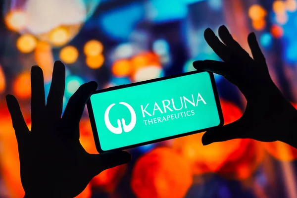 2022 브라질 삽화에서 카루나 치료법의 로고가 스마트폰 화면에 표시되어 있습니다 — 스톡 사진