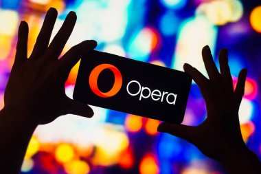 7 Aralık 2022, Brezilya. Bu resimde Opera Limited logosu akıllı telefon ekranında görüntülenir.