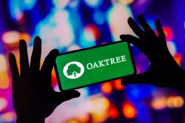 10 Aralık 2022, Brezilya. Bu resimde Oaktree Sermaye Yönetimi logosu akıllı telefon ekranında görüntülenir