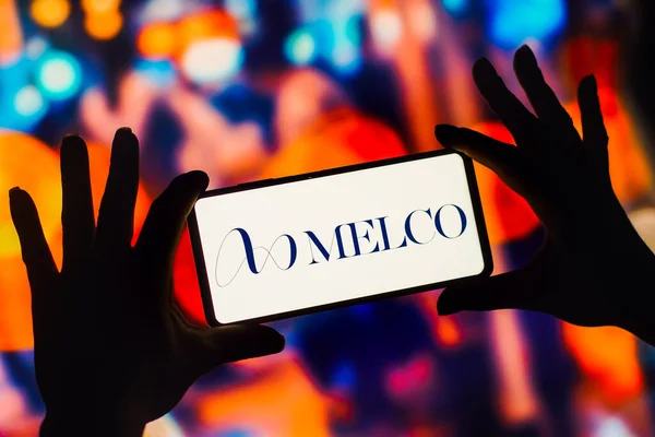 2022年12月13日 在此图解中 Melco Resorts Entertainment Limited的标志会显示在智能手机的屏幕上 — 图库照片