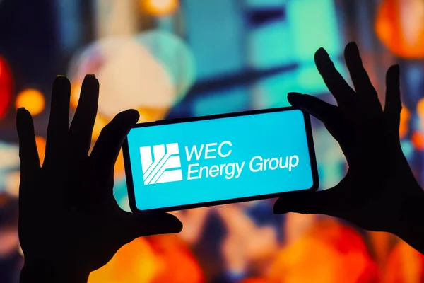 2022年12月13日 在这张照片中 Wec能源集团的标志显示在智能手机的屏幕上 — 图库照片