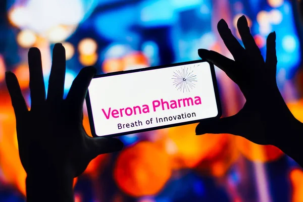 2022年12月20日 在这张照片中 Verona Pharma的标志显示在智能手机的移动屏幕上 — 图库照片