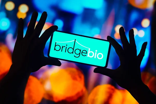 2022年12月22日 在这张照片中 Bridgebio Pharma的标识显示在智能手机的移动屏幕上 — 图库照片