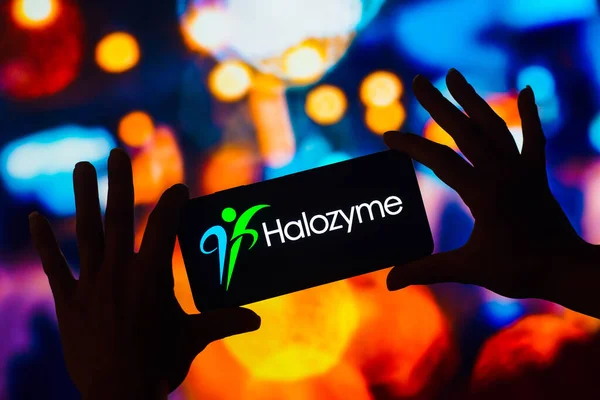 2022年12月22日 在这张照片中 Halozyme Therapeutics的标识显示在智能手机的移动屏幕上 — 图库照片