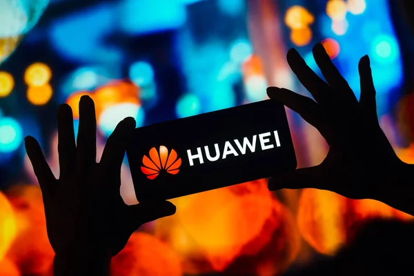 2022年12月26日 ブラジル この写真のイラストでは Huawei Technologiesのロゴがスマートフォンのモバイル画面に表示されます — ストック写真