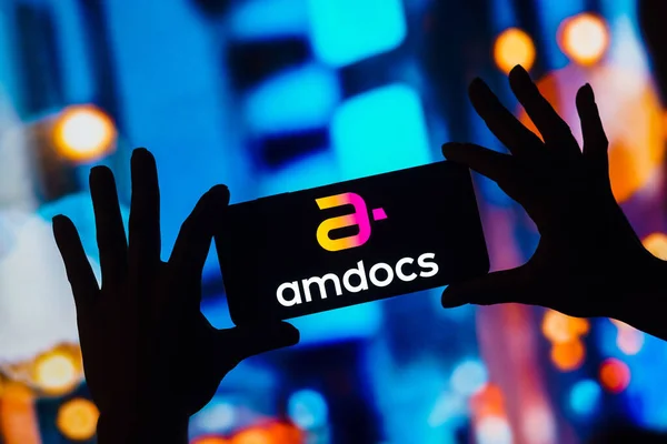 2022年12月26日 ブラジル この写真のイラストでは Amdocsのロゴがスマートフォンのモバイル画面に表示されます — ストック写真