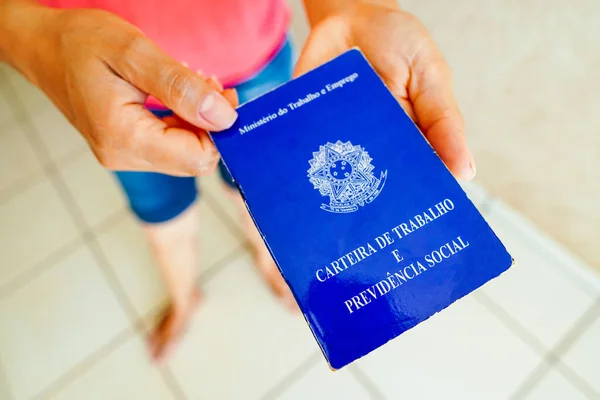 2023年1月6日 ブラジル この写真では 安全な女性の仕事と社会保障カード Carteira Trabalho が表示されました ブラジルの労働者の権利へのアクセスを保証する文書です — ストック写真