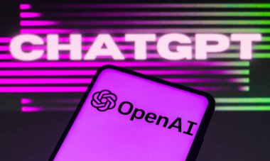2 Şubat 2023, Brezilya. Bu resimde, OpenAI logosu arka planda ChatGPT, akıllı telefon ekranında görüntülenir