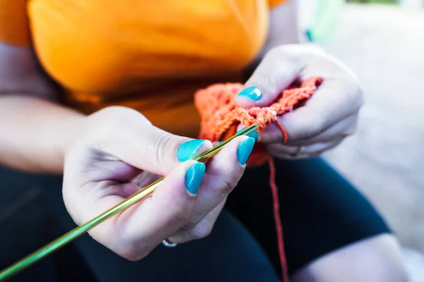 Woman Crocheting Hand Craft Work Using Crochet Hook Knitting Rug — Stock Photo, Image