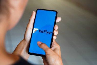 17 Şubat 2023, Brezilya. Bu fotoğraf illüstrasyonunda, bitFlyer logosu bir akıllı telefonda görüntülenir