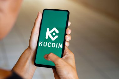 17 Şubat 2023, Brezilya. Bu resimde, KuCoin logosu akıllı bir telefondan gösteriliyor.