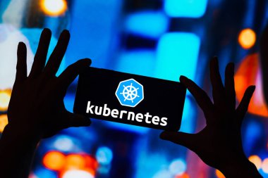6 Mart 2023, Brezilya. Bu resimde, Kubernetes logosu akıllı telefondan gösteriliyor.
