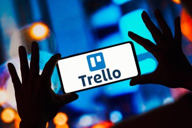 6 Mart 2023, Brezilya. Bu resimde Trello logosu akıllı bir telefondan gösteriliyor.