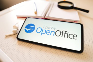 7 Mart 2023, Brezilya. Bu resimde, Apaçi OpenOffice logosu akıllı telefondan gösteriliyor