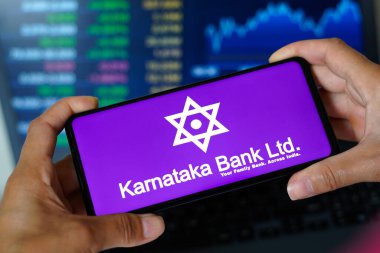 13 Mart 2023, Brezilya. Bu resimde, Karnataka Bank Limited logosu akıllı telefondan gösteriliyor.