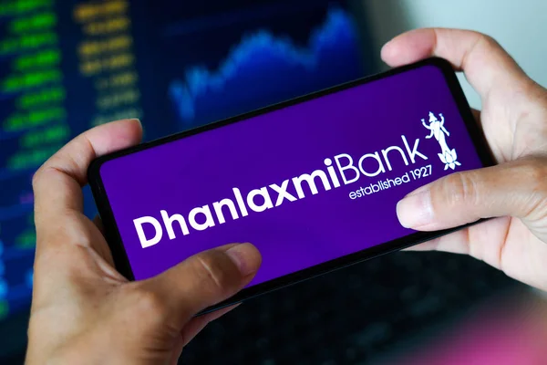 Marca 2023 Brazylia Tym Zdjęciu Logo Banku Dhanlaxmi Wyświetlane Smartfonie — Zdjęcie stockowe