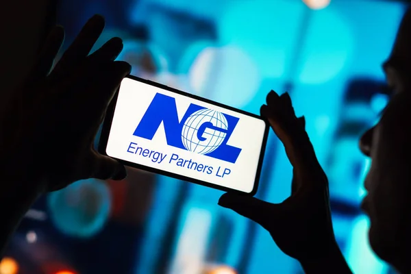 브라질 2023 Ngl 에너지 파트너의 로고는 스마트폰에 표시되어 있습니다 — 스톡 사진