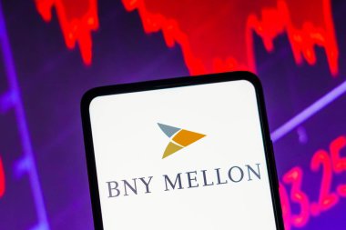 15 Mart 2023, Brezilya. Bu resimde New York Mellon Bankası (BNY Mellon Corporation) logosu, arka planda borsanın grafik temsili ile akıllı telefon ekranında görüntülenmiştir.