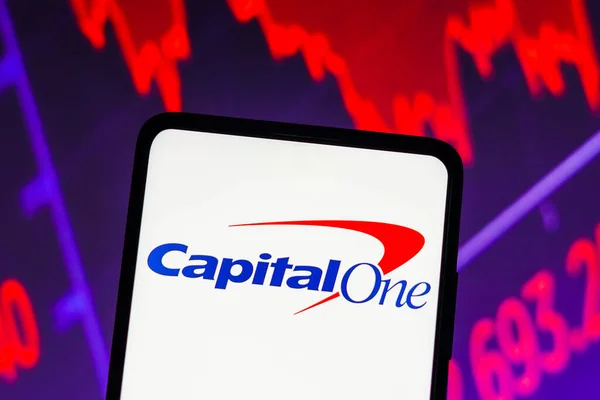 2023年3月15日 巴西在这张照片中 可以看到Capital One Financial Corp 的标志出现在智能手机屏幕上 背后是股票市场的图解 — 图库照片