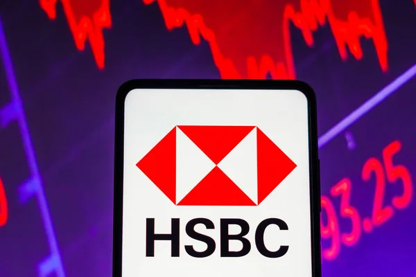 2023年3月15日 巴西在这张照片中 Hsbc 的标志显示在智能手机屏幕上 背后是股票市场的图解 — 图库照片