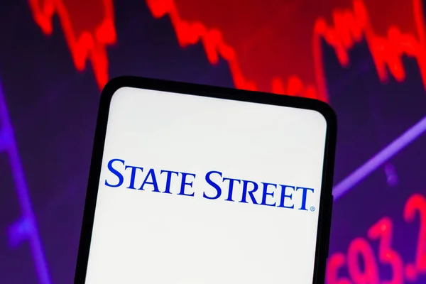 2023年3月15日 巴西在这张图中 可以看到在智能手机屏幕上显示的国有街道公司的标志 背后是股票市场的图形表示 — 图库照片