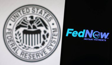 17 Mart 2023, Brezilya. Bu resimde FedNow Servisi (Anında Ödemeler) logosu ABD 'nin akıllı telefonu ve Federal Rezerv Sistemi' nde görüntülenmektedir.