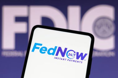 17 Mart 2023, Brezilya. Bu resimde FedNow Servisi (Anında Ödemeler) logosu bir akıllı telefon ve ABD Federal Mevduat Sigorta Şirketi (FDIC) üzerinde sergilenmektedir.