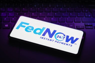 17 Mart 2023, Brezilya. Bu resimde FedNow Servisi (Anında Ödemeler) logosu bir akıllı telefonda gösteriliyor