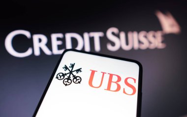 20 Mart 2023, Brezilya. Bu resimde UBS logosu arka planda akıllı telefon ve Credit Suisse logosu ile görüntülendi.