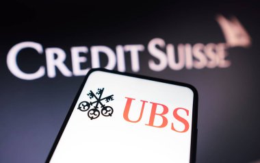 20 Mart 2023, Brezilya. Bu resimde UBS logosu arka planda akıllı telefon ve Credit Suisse logosu ile görüntülendi.