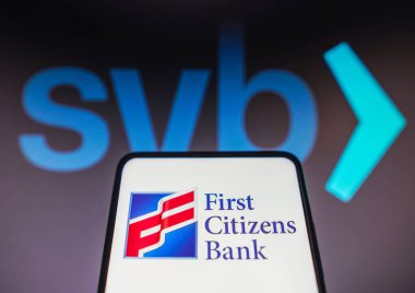 20 Mart 2023, Brezilya. Bu resimde Birinci Vatandaş Bankası logosu bir akıllı telefon ve arka planda Silicon Valley Bank (SVB) logosu üzerinde görüntülendi.