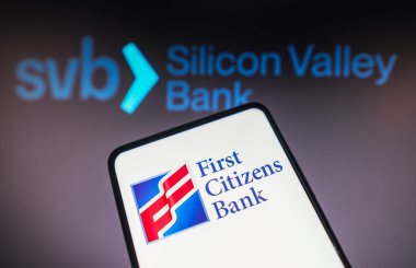 20 Mart 2023, Brezilya. Bu resimde Birinci Vatandaş Bankası logosu bir akıllı telefon ve arka planda Silicon Valley Bank (SVB) logosu üzerinde görüntülendi.