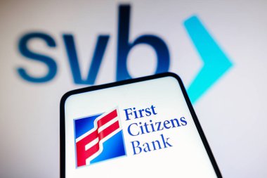 20 Mart 2023, Brezilya. Bu resimde Birinci Vatandaş Bankası logosu bir akıllı telefon ve arka planda Silicon Valley Bank (SVB) logosu üzerinde görüntülendi.