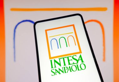 21 Mart 2023, Brezilya. Bu resimde, Intesa Sanpaolo logosu akıllı telefondan gösteriliyor.