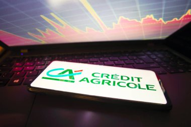 21 Mart 2023, Brezilya. Bu resimde Crdit Agricole logosu, arka planda borsanın grafik temsili ile akıllı telefon ekranında görüntülenmiştir..