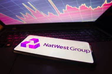 21 Mart 2023, Brezilya. Bu resimde NatWest Group, arka planda borsanın grafik temsili ile akıllı telefon ekranında görüntülendi.
