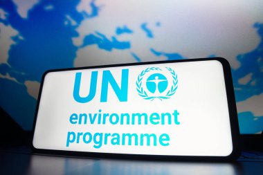 23 Mart 2023, Brezilya. Bu resimde, Birleşmiş Milletler Çevre Programı (UNEP) logosu bir akıllı telefon ekranında gösteriliyor