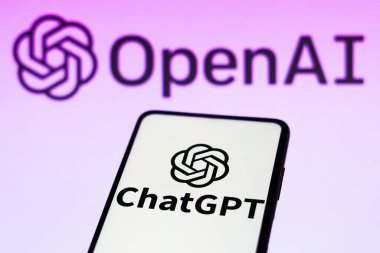 5 Nisan 2023, Brezilya. Bu fotoğraf illüstrasyonunda, ChatGPT logosu akıllı bir telefondan görüntülenir ve OpenAI şirket logosunun arka planında görüntülenir