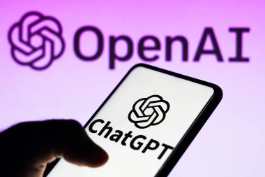 5 Nisan 2023, Brezilya. Bu fotoğraf illüstrasyonunda, ChatGPT logosu akıllı bir telefondan görüntülenir ve OpenAI şirket logosunun arka planında görüntülenir
