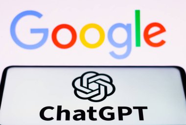 5 Nisan 2023, Brezilya. Bu fotoğraf illüstrasyonunda, ChatGPT logosu bir akıllı telefon ve Google şirket logosu üzerinde görüntülenir.