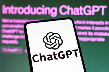 5 Nisan 2023, Brezilya. Bu fotoğraf illüstrasyonunda, ChatGPT logosu akıllı bir telefondan görüntülenir ve ChatGPT 'yi tanıtan sayfanın arka planında görüntülenir