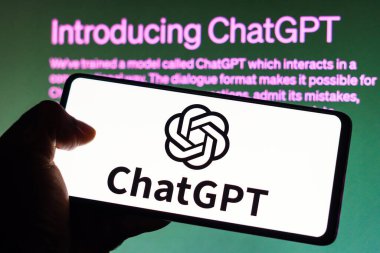 5 Nisan 2023, Brezilya. Bu fotoğraf illüstrasyonunda, ChatGPT logosu akıllı bir telefondan görüntülenir ve ChatGPT 'yi tanıtan sayfanın arka planında görüntülenir